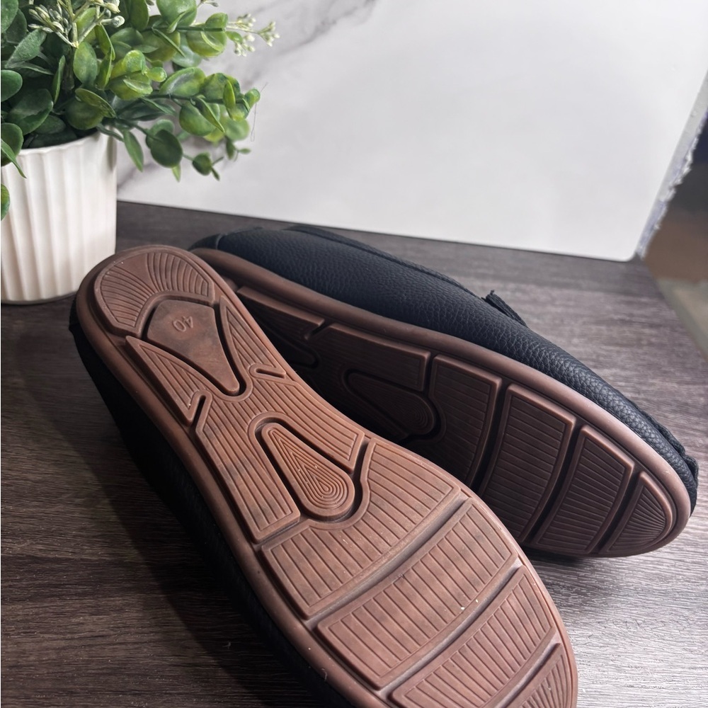 Chic Black Loafers with Gold Chain Detail - Picture 7 of 8